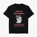 Camiseta com estampa frontal de foto em preto e branco de homem usando óculos com laço rosa e textos "LOST MY BOYFRIEND!" e "IF YOU FIND HIM PLEASE CALL ME!".