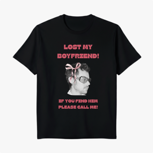 Camiseta com estampa frontal de foto em preto e branco de homem usando óculos com laço rosa e textos "LOST MY BOYFRIEND!" e "IF YOU FIND HIM PLEASE CALL ME!".