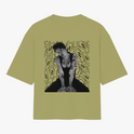 Camiseta com estampa frontal de linha irregular abstrata e estampa traseira de foto de uma pessoa sobre fundo com padrões de linhas fluidas.