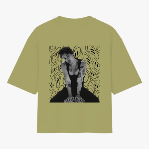 Camiseta com estampa frontal de linha irregular abstrata e estampa traseira de foto de uma pessoa sobre fundo com padrões de linhas fluidas.