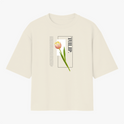 Camiseta com estampa frontal de uma tulipa em destaque, acompanhada pela palavra "TULIP" em letras maiúsculas e elementos geométricos complementares.