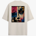 Camiseta com estampa frontal de logo minimalista e estampa traseira de arte urbana apresentando rosto estilizado com elementos geométricos e palmeiras.