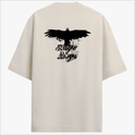 Camiseta com estampa frontal de caveira pequena e estampa traseira de pássaro em voo com texto estilizado por baixo, criando um contraste marcante.