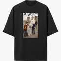 Camiseta com estampa frontal de três pessoas de costas usando camisetas de basquete, em frente a uma rua com árvores, sob um texto estilizado na parte superior.