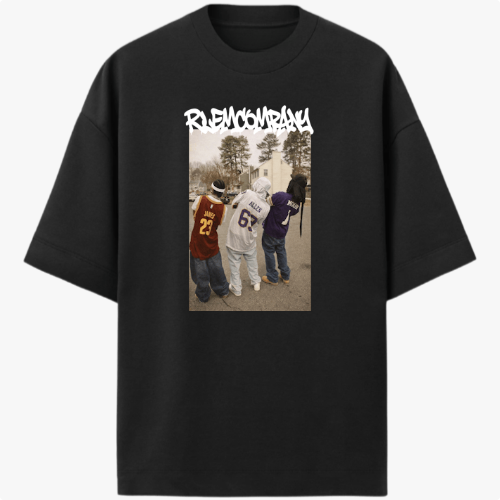 Camiseta com estampa frontal de três pessoas de costas usando camisetas de basquete, em frente a uma rua com árvores, sob um texto estilizado na parte superior.