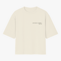 Camiseta com estampa frontal de texto "God Bless America Born 2000" e estampa traseira de ilustração de homem com óculos segurando bola de futebol americano.