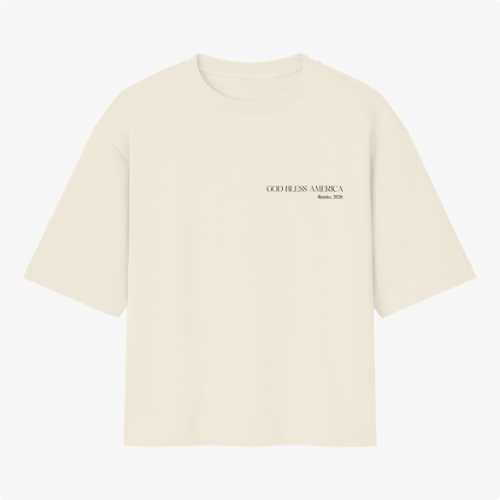 Camiseta com estampa frontal de texto "God Bless America Born 2000" e estampa traseira de ilustração de homem com óculos segurando bola de futebol americano.