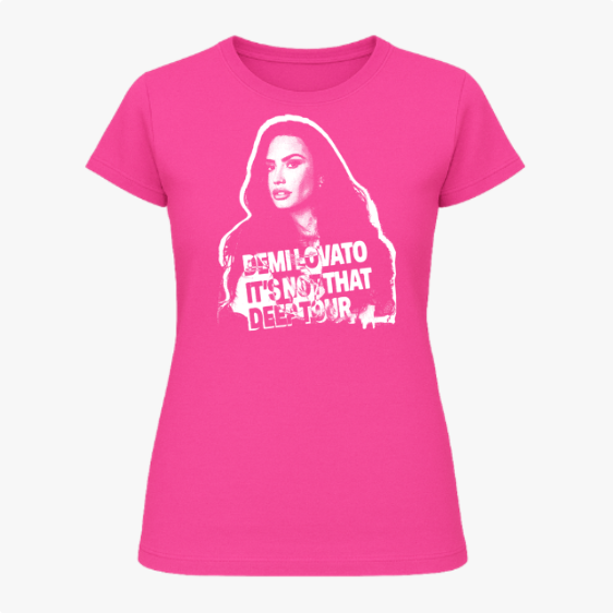 Camiseta com estampa frontal de um retrato estilizado em preto e branco, letras destacadas e a frase "IT'S NOT THAT DEEP TOUR" em destaque.