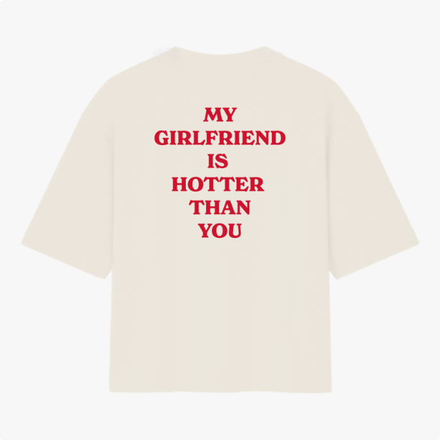Camiseta com estampa traseira de texto incisivo em letras maiúsculas que declara "MY GIRLFRIEND IS HOTTER THAN YOU" em estilo direto e ousado.