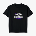 Camiseta com estampa frontal de texto estilizado "Vybe de Quebrada" acompanhado por coroa e traços decorativos.