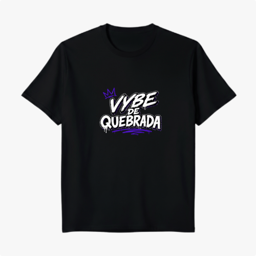 Camiseta com estampa frontal de texto estilizado "Vybe de Quebrada" acompanhado por coroa e traços decorativos.