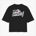 Camiseta com estampa traseira de texto estilizado "Void Infinity" com efeito de sombra pontilhada e um pequeno detalhe em forma de estrela.