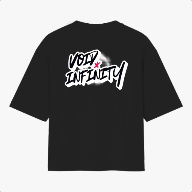 Camiseta com estampa traseira de texto estilizado "Void Infinity" com efeito de sombra pontilhada e um pequeno detalhe em forma de estrela.