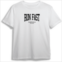 Camiseta com estampa frontal de "RUN FAST" em letras grandes, acompanhada de "Sports & Outdoors" e "Narex Project" menores; e estampa traseira com pequeno símbolo.