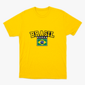Camiseta com estampa frontal de "BRASIL" acima de cinco estrelas e a representação estilizada da bandeira do Brasil em destaque central.