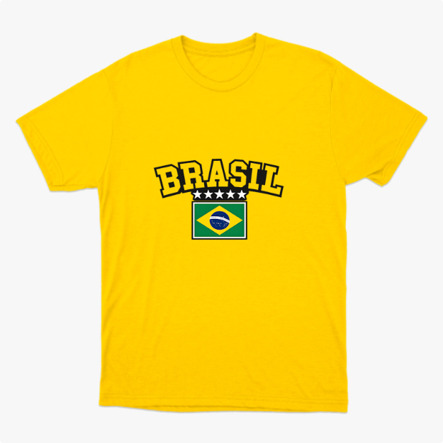Camiseta com estampa frontal de "BRASIL" acima de cinco estrelas e a representação estilizada da bandeira do Brasil em destaque central.