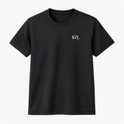 Camiseta com estampa frontal de logo minimalista composto por caracteres estilizados dispostos em um formato geométrico e visualmente equilibrado.