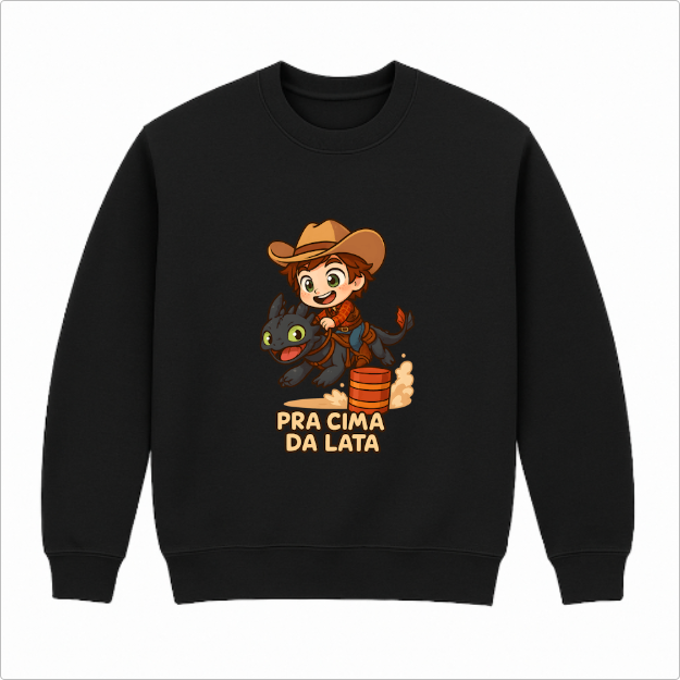 Moletom com estampa frontal de desenho de garoto sorridente de chapéu montado em um dragão próximo a um barril, acompanhado da frase "Pra cima da lata".