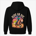 Moletom com estampa frontal de cavalo em um escudo cercado por ramos e estampa traseira de cowboy e cavalo em ação, com "RIDE OR DIE" em destaque.