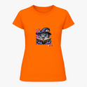 Camiseta com estampa frontal de gato com chapéu de mago, lendo um livro cercado por cristais e névoa; estampa traseira com pequeno logotipo textual.
