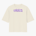 Camiseta com estampa frontal de lettering estilizado em graffiti, com contorno robusto e detalhes dinâmicos que evocam um design urbano e moderno.