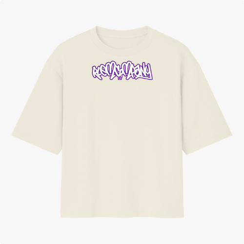 Camiseta com estampa frontal de lettering estilizado em graffiti, com contorno robusto e detalhes dinâmicos que evocam um design urbano e moderno.