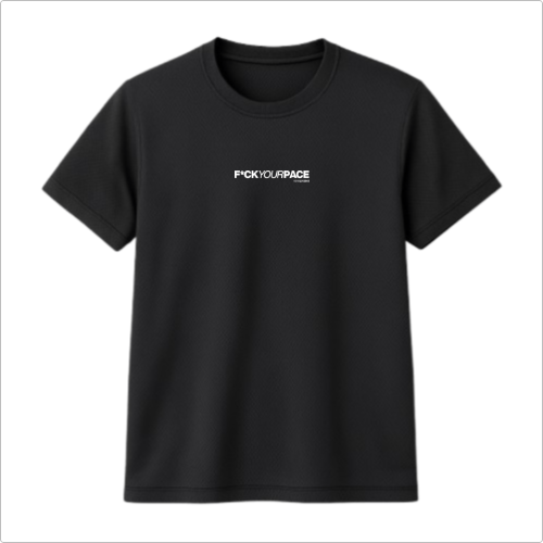 Camiseta com estampa frontal de texto em fonte simples, contendo a frase "F*CK YOUR PACE", centralizada horizontalmente em destaque.