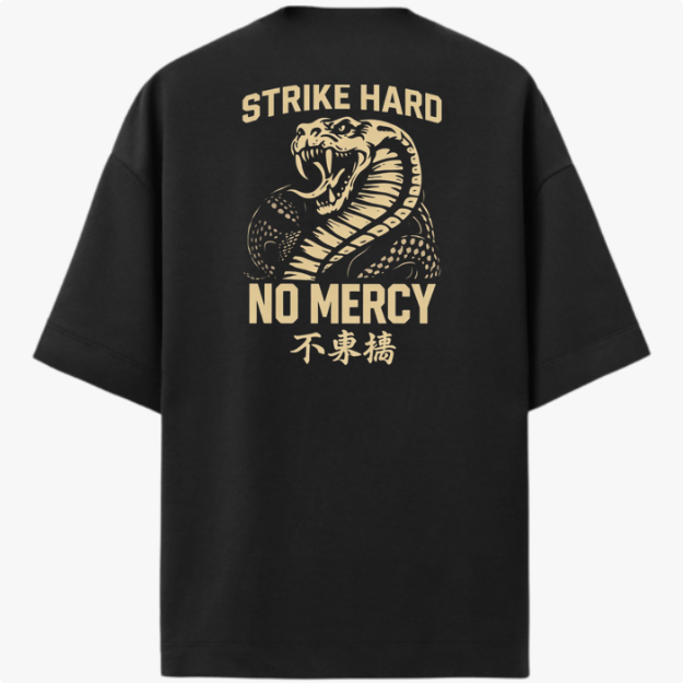 Camiseta com estampa frontal de logotipo retangular "NO MERCY CLUB" e estampa traseira de cobra enrugada com texto "STRIKE HARD NO MERCY" e caracteres orientais.
