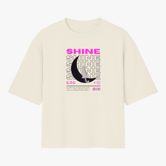 Camiseta com estampa frontal de texto "SHINE" repetido em camadas, sobreposto a uma meia-lua detalhada e pequena figura de um gato.