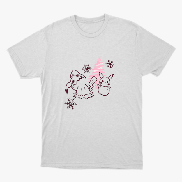 Camiseta com estampa frontal de personagens ao lado de pinheiro estilizado, acompanhados por flocos de neve dispersos pelo design.