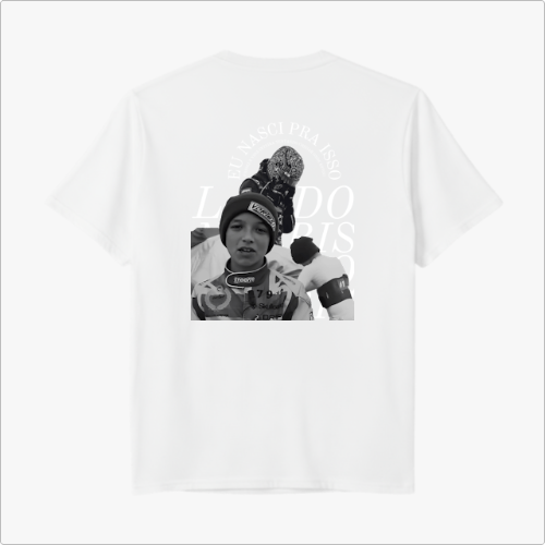 Camiseta com estampa frontal de número "1" pequeno no peito e estampa traseira de foto de esportista em capacete, com textos trazendo: "EU NASCI PRA ISSO".