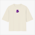 Camiseta com estampa frontal de criatura fantástica com aura mística e estampa traseira de personagem roxo de expressão intensa e texto estilizado.