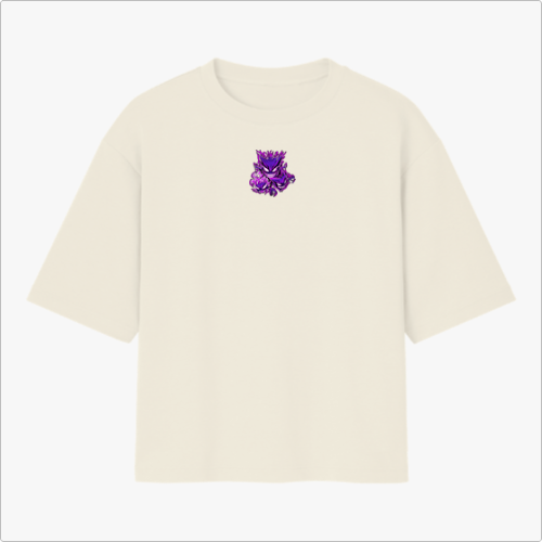 Camiseta com estampa frontal de criatura fantástica com aura mística e estampa traseira de personagem roxo de expressão intensa e texto estilizado.