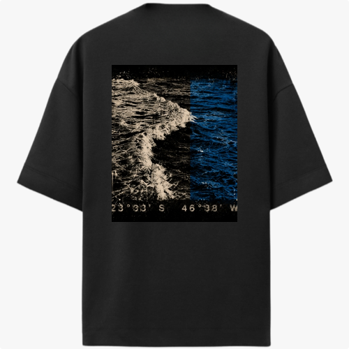 Camiseta com estampa frontal de símbolo minimalista em forma de flecha e estampa traseira de fotografia de oceano com coordenadas no rodapé.