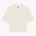 Camiseta com estampa frontal de frase envolta por arame farpado e estrelas e estampa traseira de símbolo estilizado com arame farpado no topo.