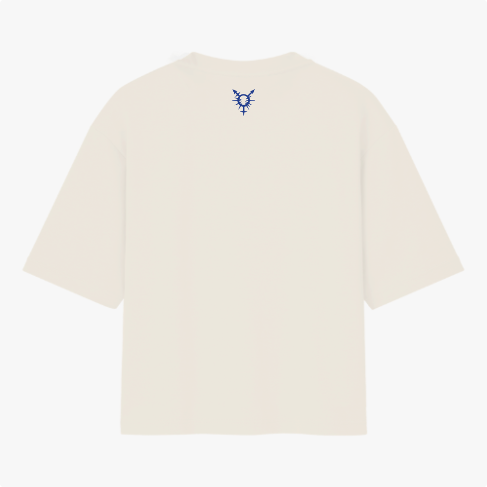 Camiseta com estampa frontal de frase envolta por arame farpado e estrelas e estampa traseira de símbolo estilizado com arame farpado no topo.