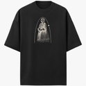 Camiseta com estampa frontal de figura retrô em traje antigo, com detalhe de arco em destaque ao redor e um pequeno diamante no lado direito.