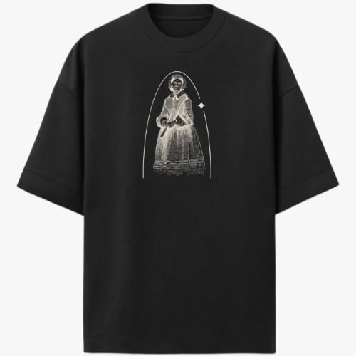 Camiseta com estampa frontal de figura retrô em traje antigo, com detalhe de arco em destaque ao redor e um pequeno diamante no lado direito.