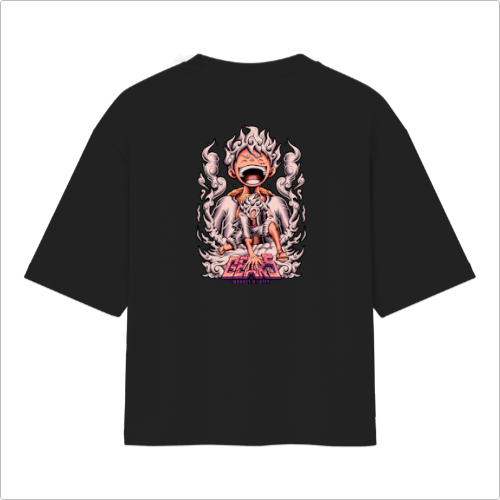 Camiseta com estampa frontal de personagem animado empolgado e estampa traseira de figura estilizada em pose poderosa rodeada por efeitos de fogo e texto decorativo.