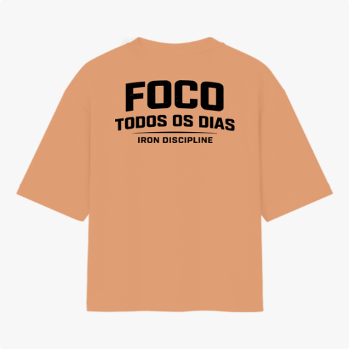 Camiseta com estampa frontal de texto “IRON DISCIPLINE” estilizado e, na estampa traseira, texto “FOCO TODOS OS DIAS” em negrito com “IRON DISCIPLINE”.