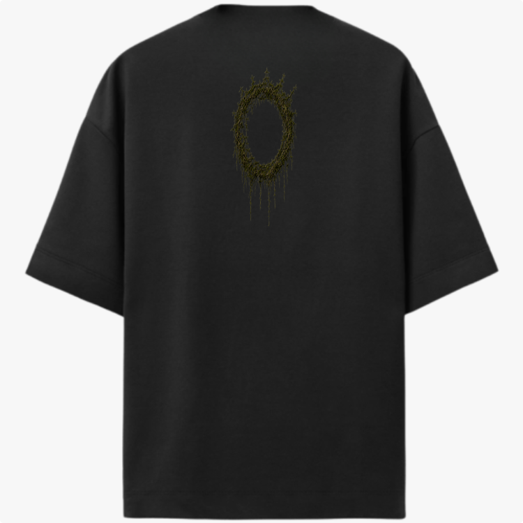 Camiseta com estampa frontal de palavra "MOSS" acompanhada de um círculo estilizado e estampa traseira de círculo texturizado com aspecto de musgo.
