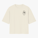 Camiseta com estampa frontal de linha irregular abstrata e estampa traseira de foto de uma pessoa sobre fundo com padrões de linhas fluidas.