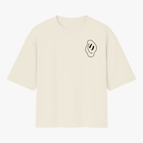 Camiseta com estampa frontal de linha irregular abstrata e estampa traseira de foto de uma pessoa sobre fundo com padrões de linhas fluidas.