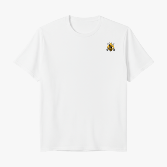 Camiseta com estampa frontal de um pequeno emblema e estampa traseira de um leão com coroa e texto "I'm the King".