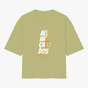 Camiseta com estampa frontal de texto dinâmico sobreposto a elementos geométricos e detalhes gráficos, e estampa traseira com logotipo minimalista.