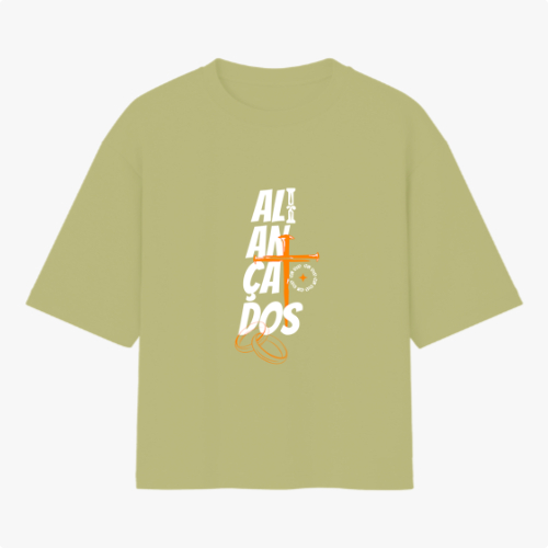Camiseta com estampa frontal de texto dinâmico sobreposto a elementos geométricos e detalhes gráficos, e estampa traseira com logotipo minimalista.