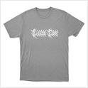 Camiseta com estampa frontal de letras estilizadas em design arrojado, com contornos irregulares e aparência similar a ramos entrelaçados.