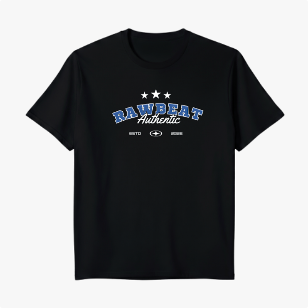 Camiseta com estampa frontal de três estrelas acima da palavra "RAWBEAT" em tipografia destacada, com "Authentic" embaixo, ladeado por "ESTD" e "2025".