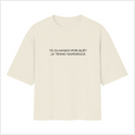 Camiseta com estampa frontal de frase humorística "TÁ OLHANDO POR QUÊ? JÁ TENHO NAMORADA" em letras maiúsculas, proporcionando um toque divertido e direto.
