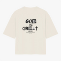 Camiseta com estampa traseira de palavras estilizadas e variadas fontes formando a frase "God is Great", acompanhada por uma referência bíblica ao versículo John 1:37.